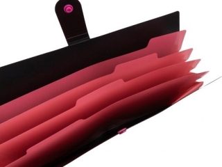 TECZKA PLASTIKOWA A4 Z 5 PRZEGR�DKAMI / CZARNA
